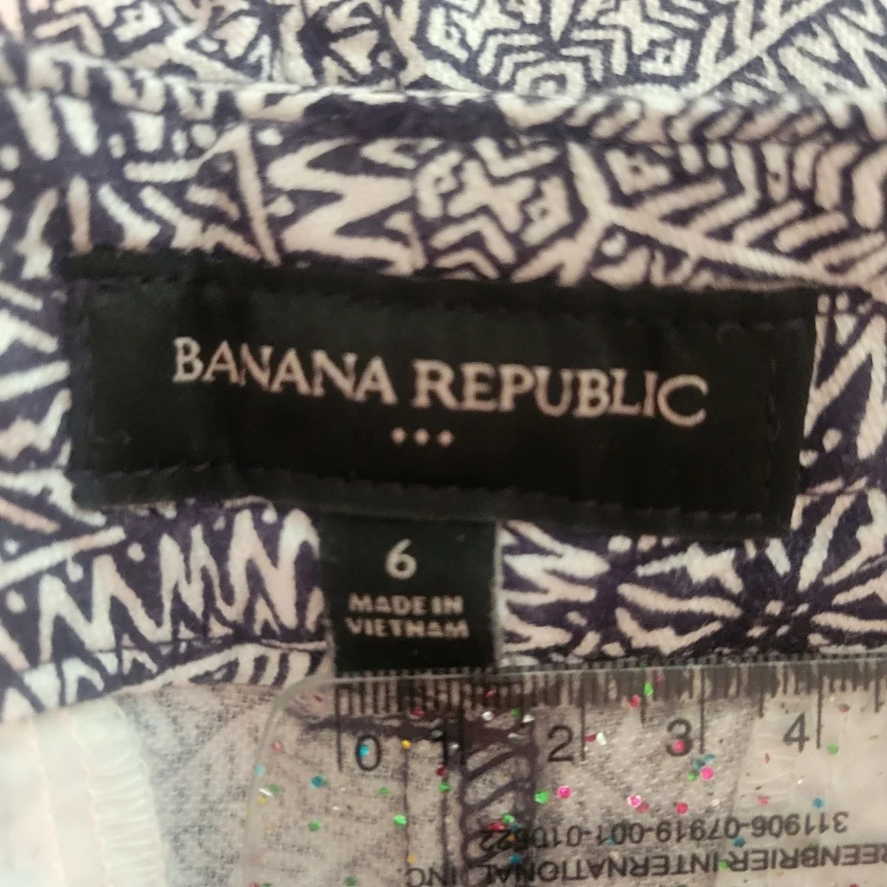 Banana Republic Patterned Black and White Women Shorts. Size 6